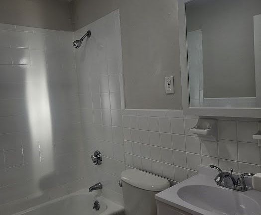 4th image of 572 Cummins Hwy APT 6