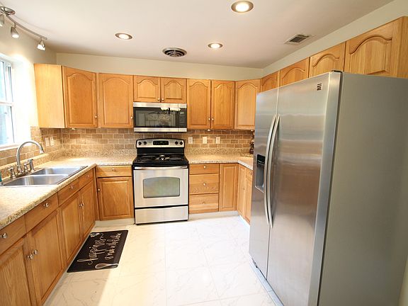 5th image of 2720 Columbine Dr N