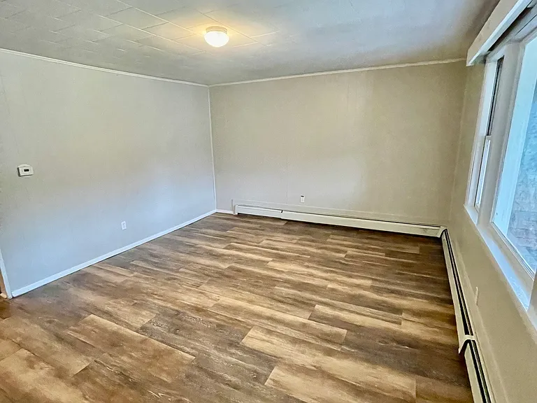 274 E Washington Ave — Photo 5
