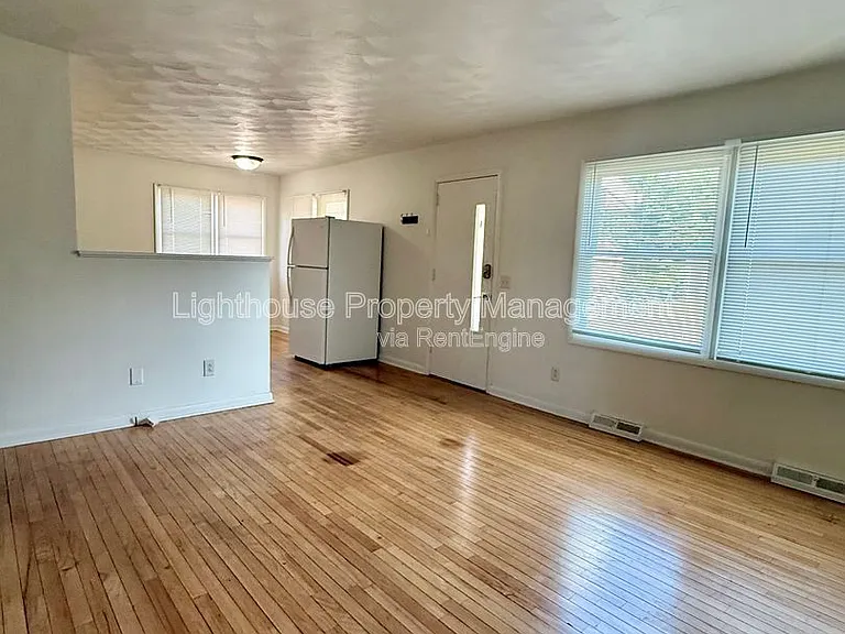 2108 Woodbine Ave — Photo 3