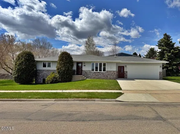 3738 Montreal St, Bismarck, ND 58503
