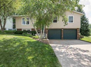 3835 Rolling Wood Ct, Bettendorf, IA 52722