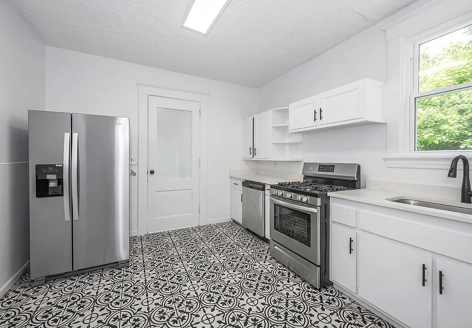 2 bed, 1.0 bath, 750 sqft, $1,545 — Photo 2
