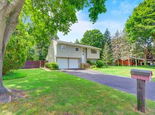 16 Babylon St, Islip Terrace, NY 11752