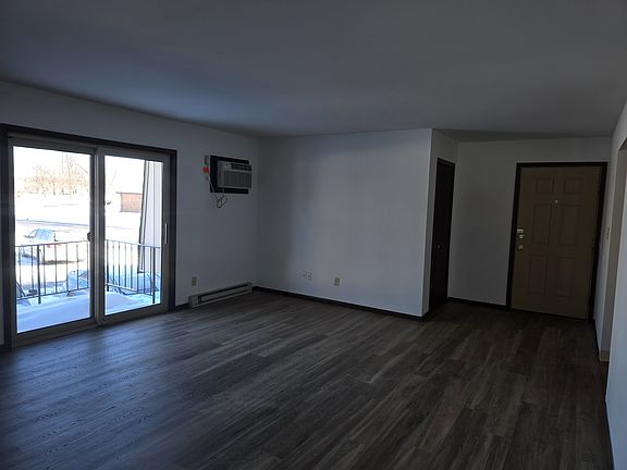 3rd image of 920 Stratford Dr E APT 6
