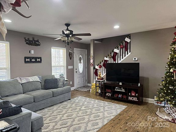 4th image of 122 Breeze Hill Pl