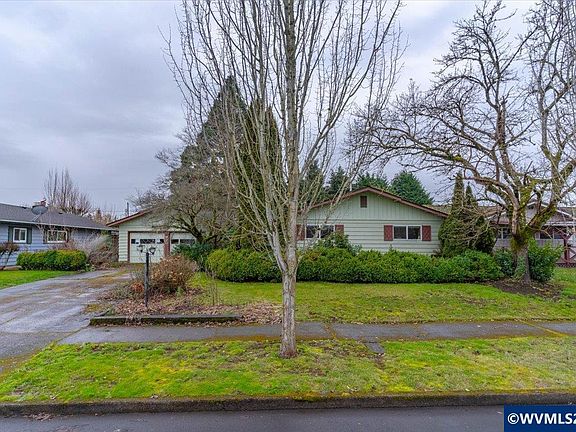 3rd image of 820 Ivy Way NE