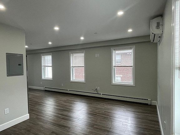 4th image of 129 Pleasant St #3