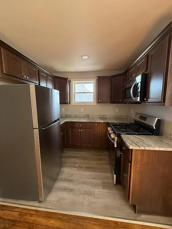 225 Davis St — Photo 1