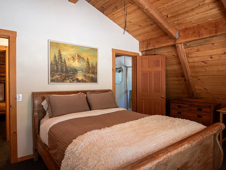 Bedroom 2 - Queen Bed