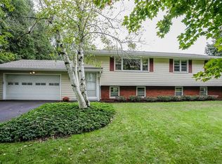 35 Sandle Dr, Fairport, NY 14450