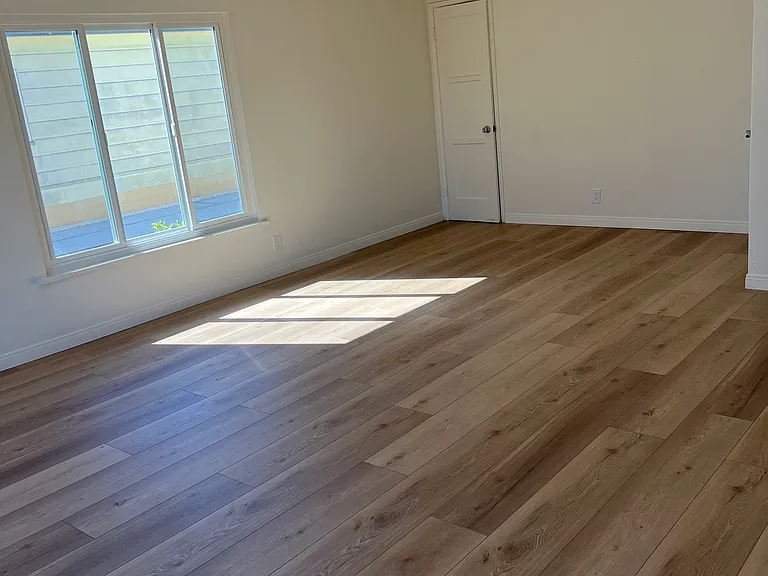 San Vicente Apartments — Photo 13