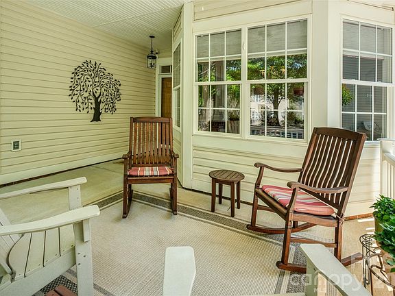 5th image of 1005 Feather Oak Ln