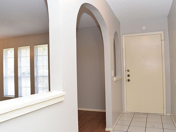 4th image of 1009 Cripple Creek Dr