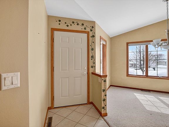 4th image of 608 Springbrook Cir