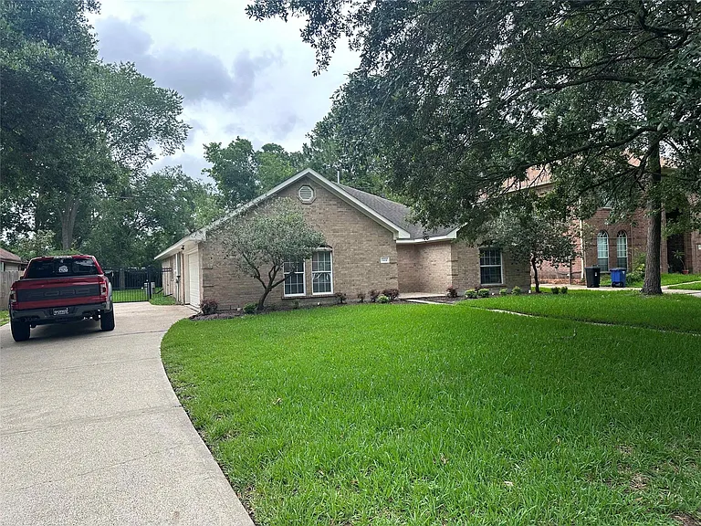 1104 Hidden Oaks St — Photo 3