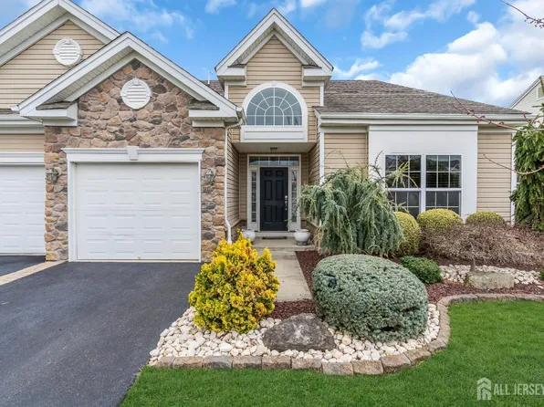 21 Gryphon Dr, Monroe Township, NJ 08831
