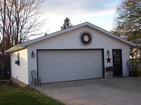 Detached garage