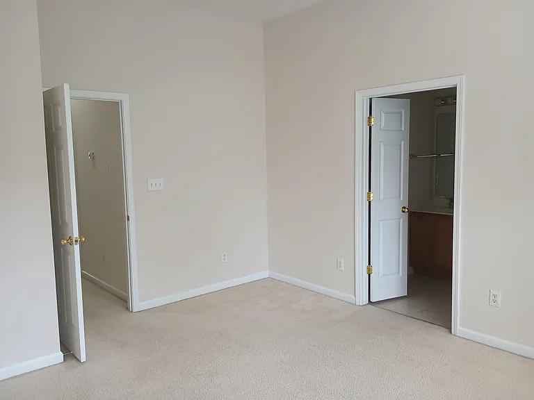 421 Madison Ave — Photo 28