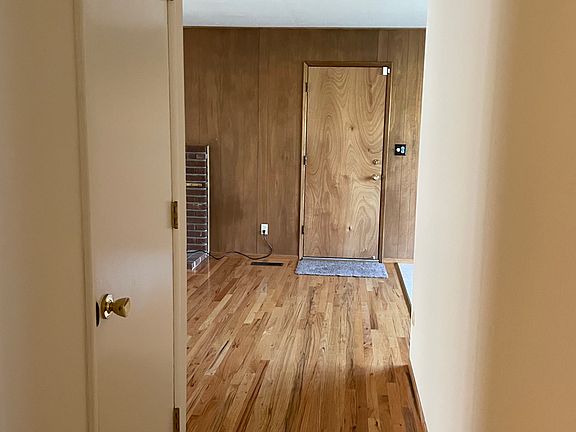 4th image of 1595 Elizabeth St