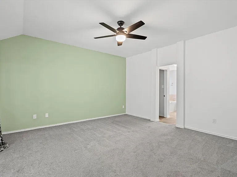 910 Markham Ln — Photo 18