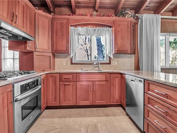 4th image of 15 Greenfield Dr