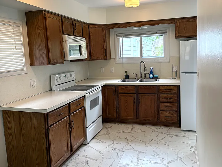 1004 Elm St — Photo 4