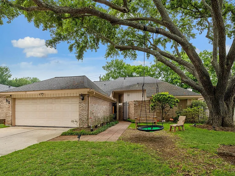 910 Coachlight Dr — Photo 1
