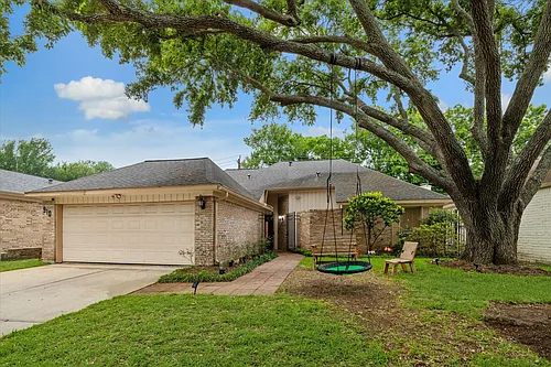 910 Coachlight Dr Photo 1