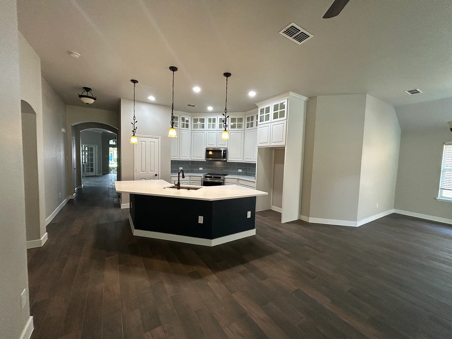 3 bed, 2260 sqft, $2,850 — Photo 2