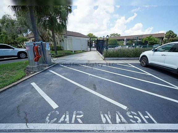 3rd image of 10691 Roosevelt Blvd #101