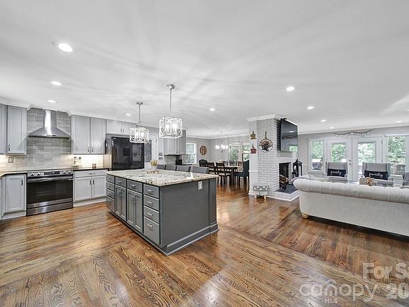 4th image of 926 Meadow Lakes Rd