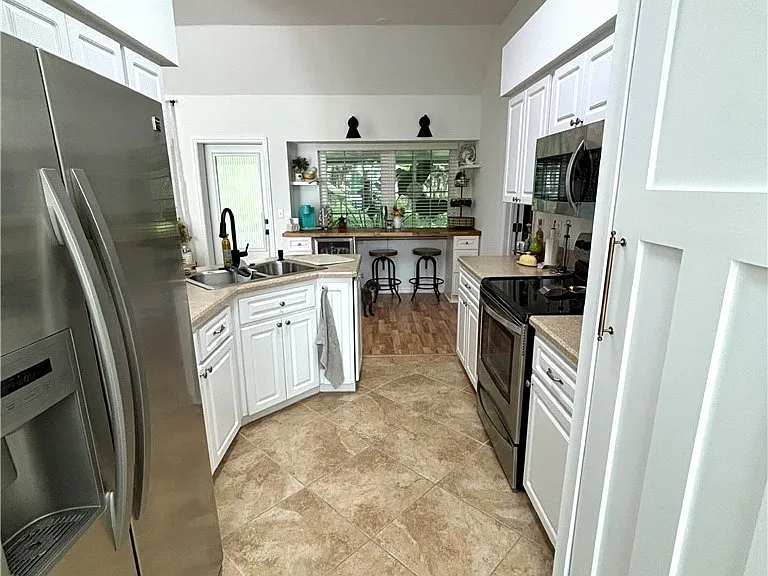 1090 Woods Dr — Photo 4