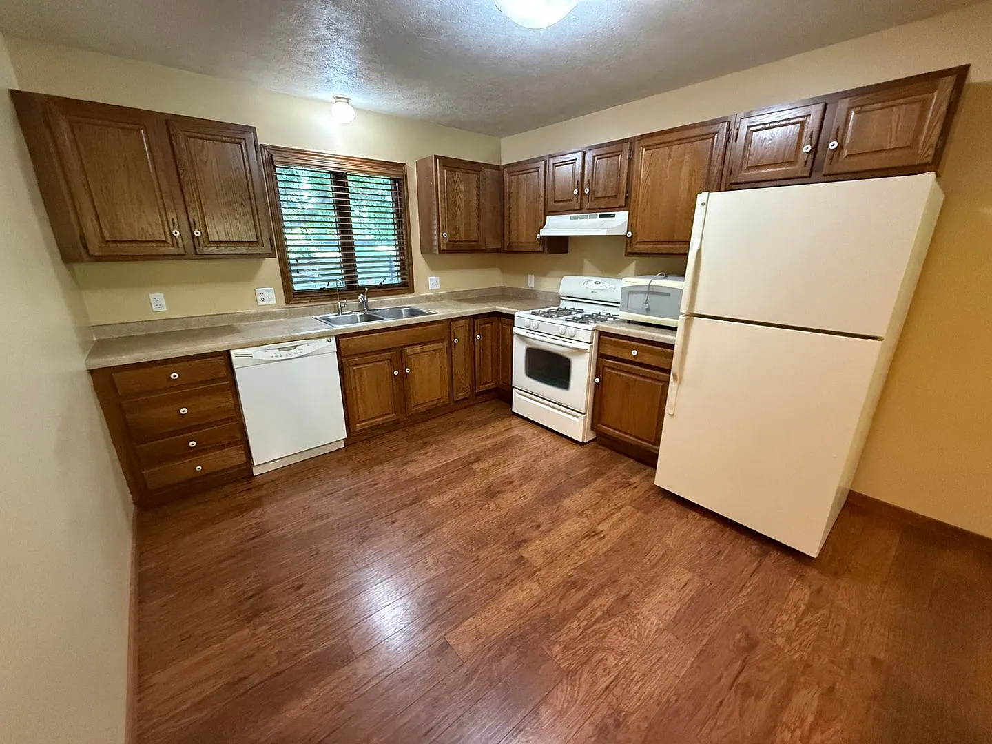 6 Bedroom, 3 Bath Home near Skyview Lake and Bel-Air School. — Photo 3