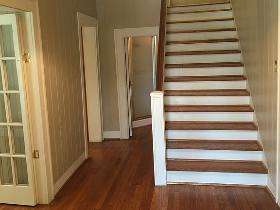 5th image of 601 E College St