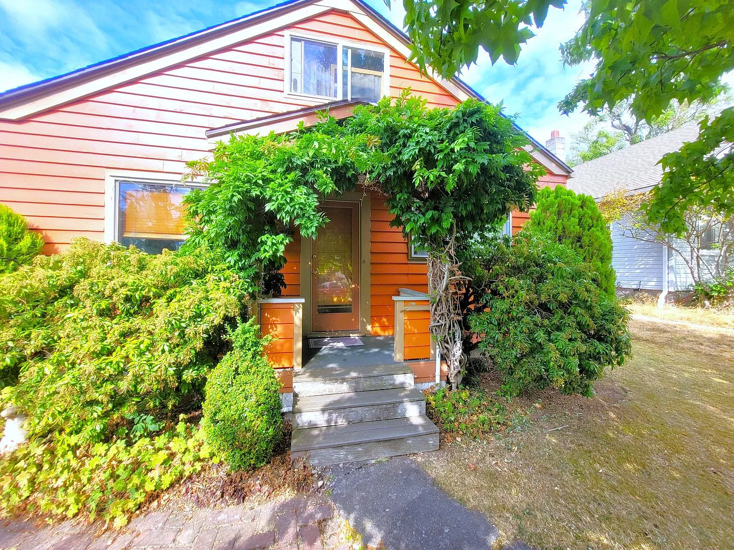 Charming Two Bedroom Home with a bonus room/Den and Large Fenced Yard - Nevada St — Photo 2