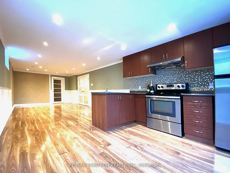 76 Clansman Blvd #LOWER — Photo 10