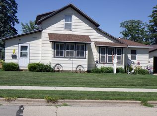 912 Division St, New London, WI 54961
