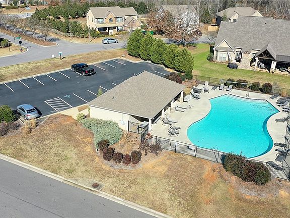 4th image of 2911 McKinley Dr