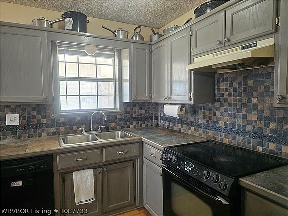 4th image of 800 E Wahl St
