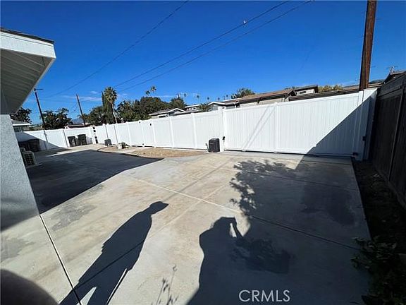 3rd image of 2534 N Magnolia Ave