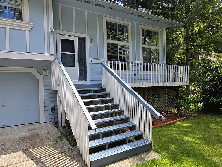530 NW Carolyn Ln — Photo 2