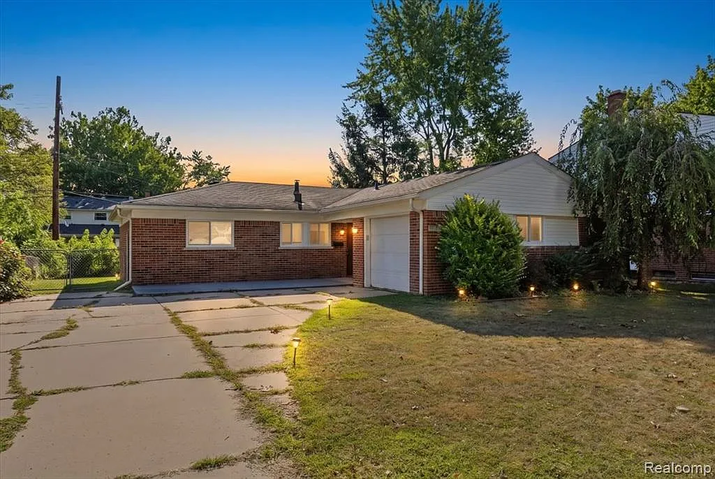 3 bed, 1.5 bath, 1215 sqft, $1,900 — Photo 1