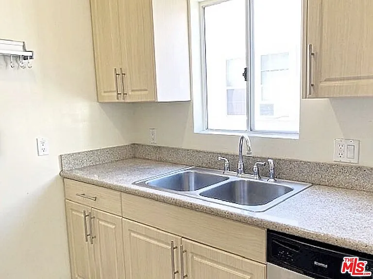1431 N Las Palmas Ave — Photo 7