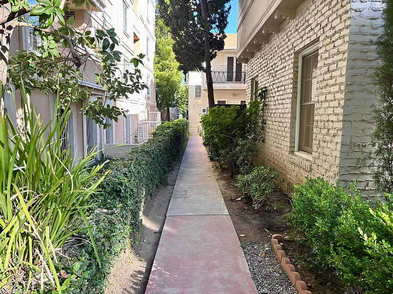 128 1/2 N Palm Dr — Photo 16