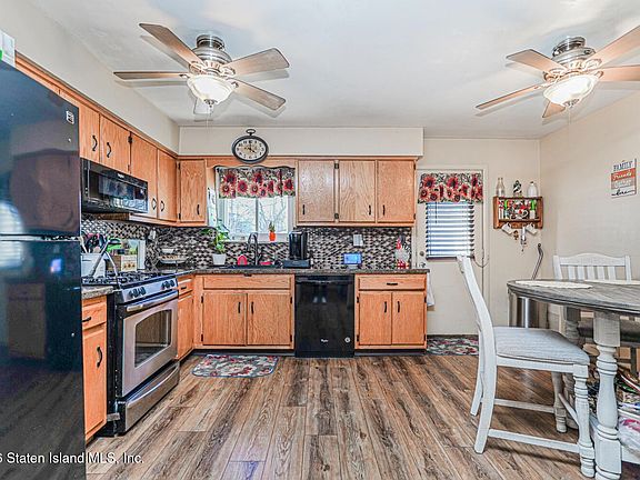 5th image of 233 Carlyle Grn