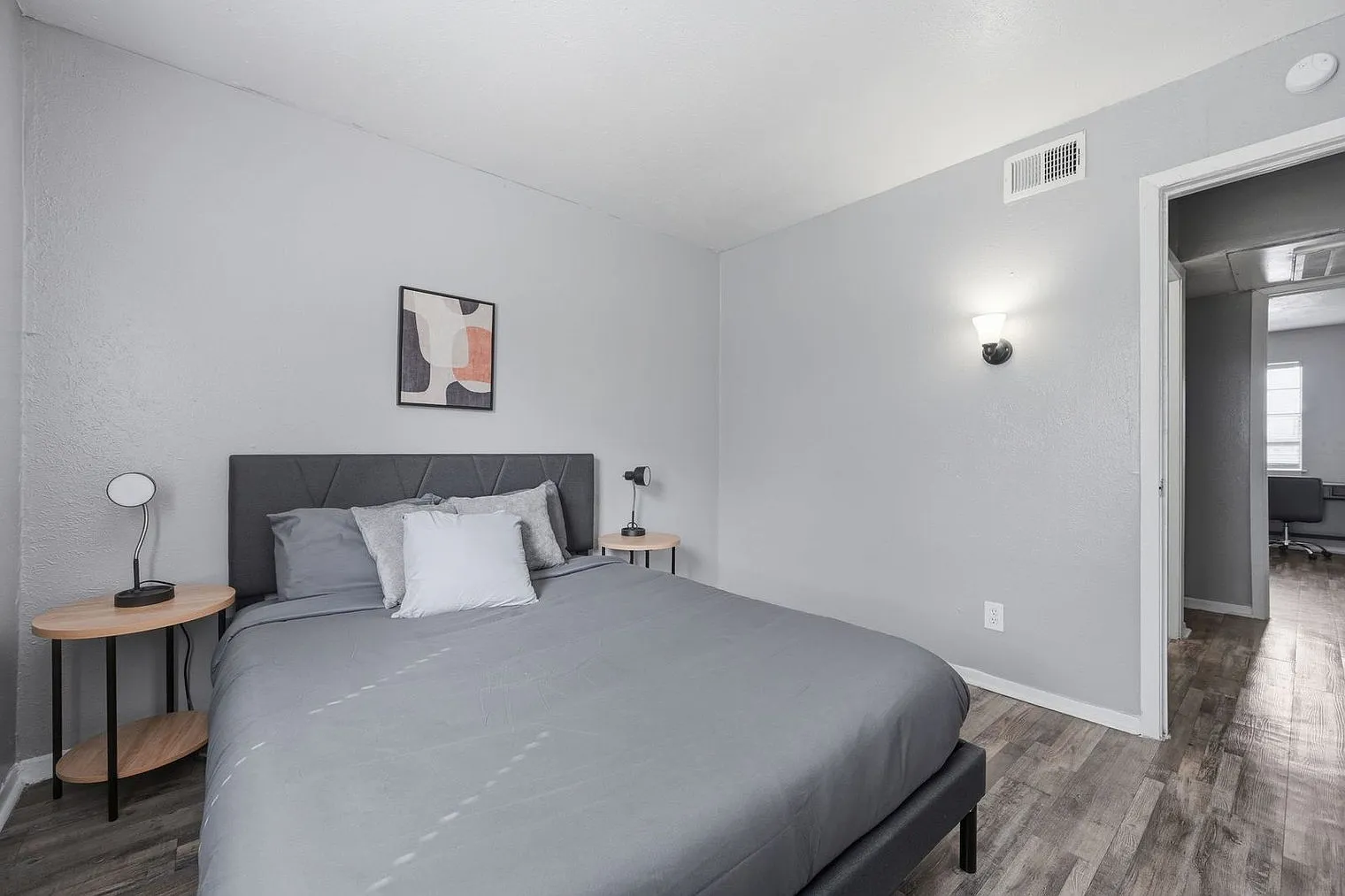 2 bed, 1.5 bath, 9687 sqft, $2,073 — Photo 4