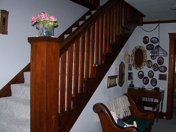 3rd image of 305 E Oak St