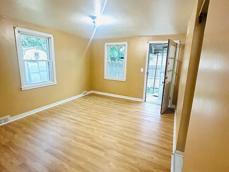 76-80 Thackeray Ct — Photo 2