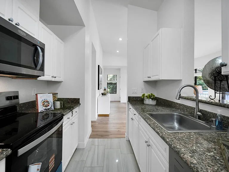 7126 Cross Creek Cir #D — Photo 5